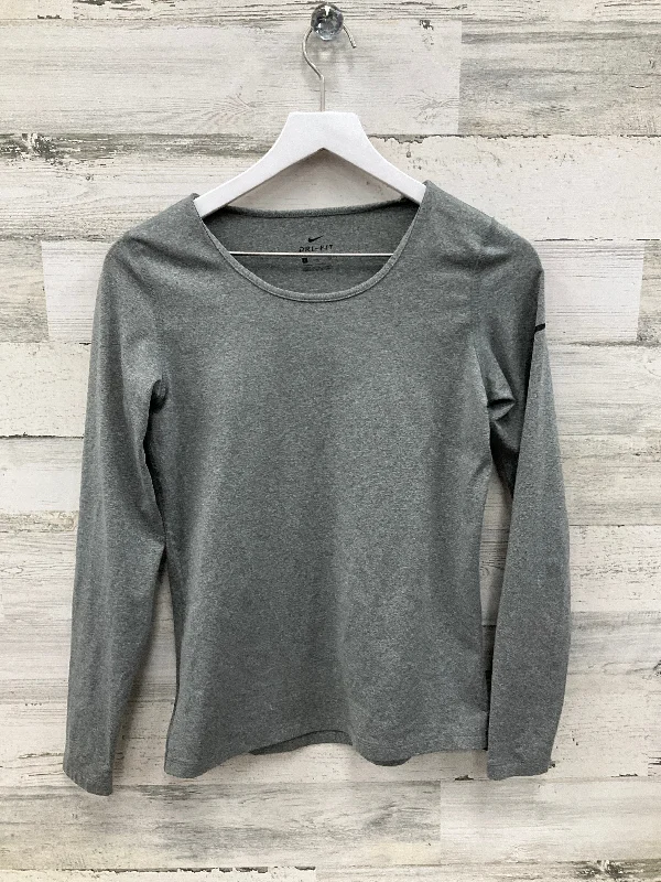 Athletic Top Long Sleeve Crewneck By Nike In Grey, Size: S Beach